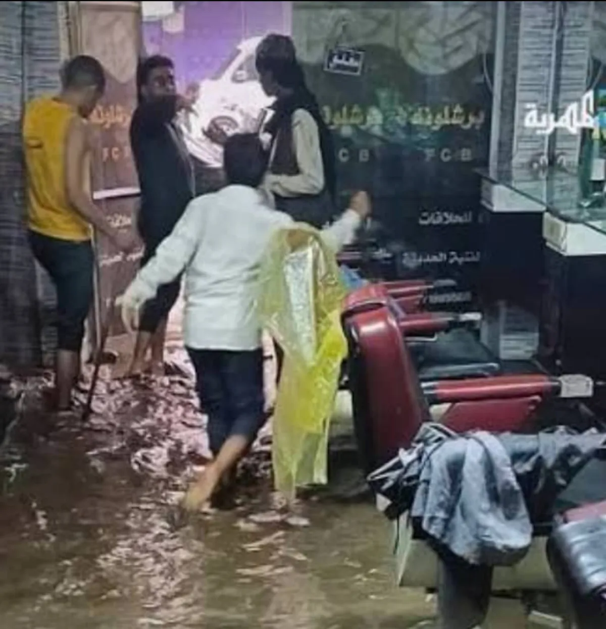 انسداد مجاري السيول يتسبب بإغراق محلات تجارية ويكشف فساد السلطة المحلية بتعز