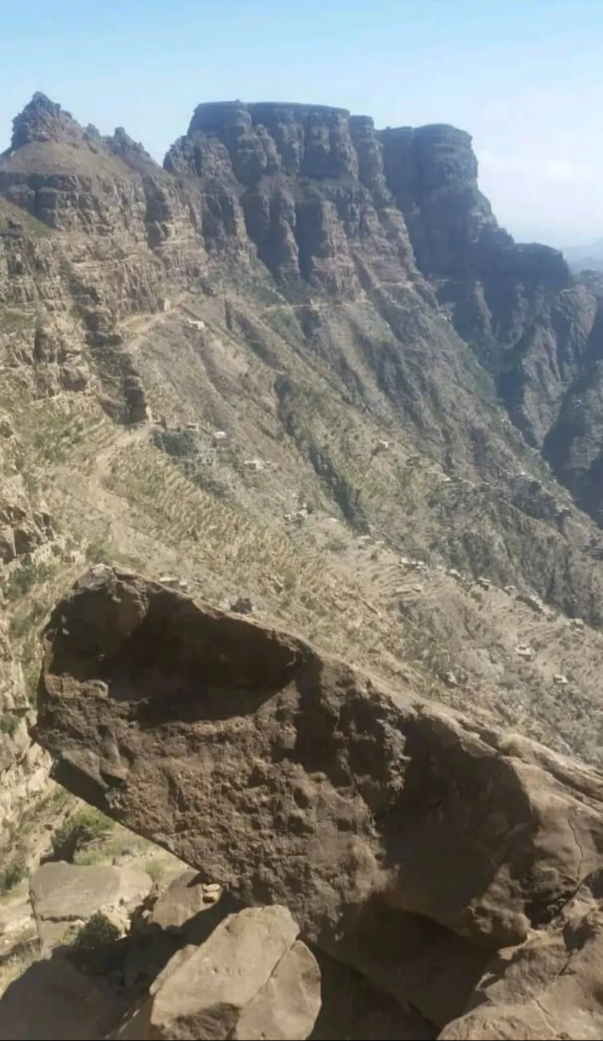 لحج .. سقوط صاروخ قرب قلعة المقاطرة يثير حالة من الهلع بين السكان
