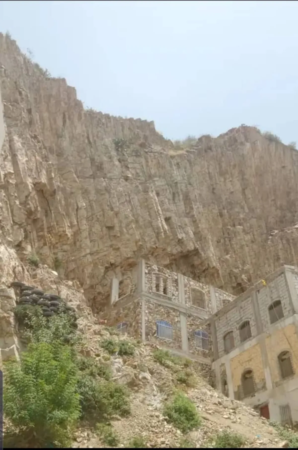 مخاوف من انهيار صخري مع استمرار البناء أسفل جبل صينة في تعز