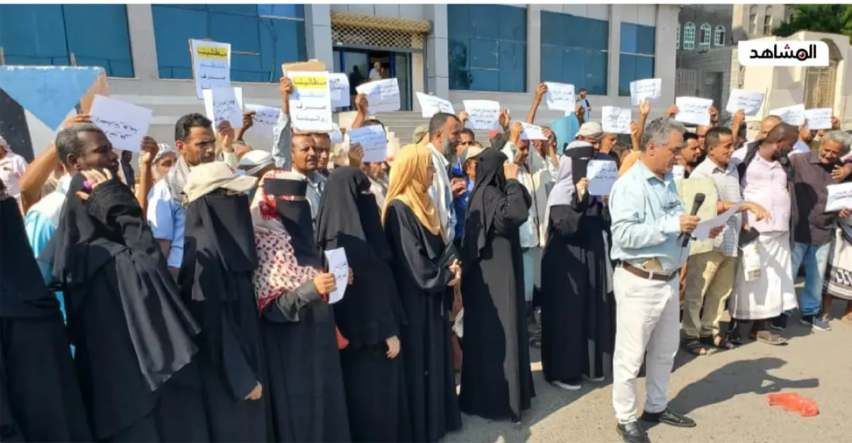 مأساة "عيال الخالة" في كشوفات الوجع .. سبعة أشهر من انتظار الفتات.. وحكومة الشرعية تقتات على كرامة النازحين!