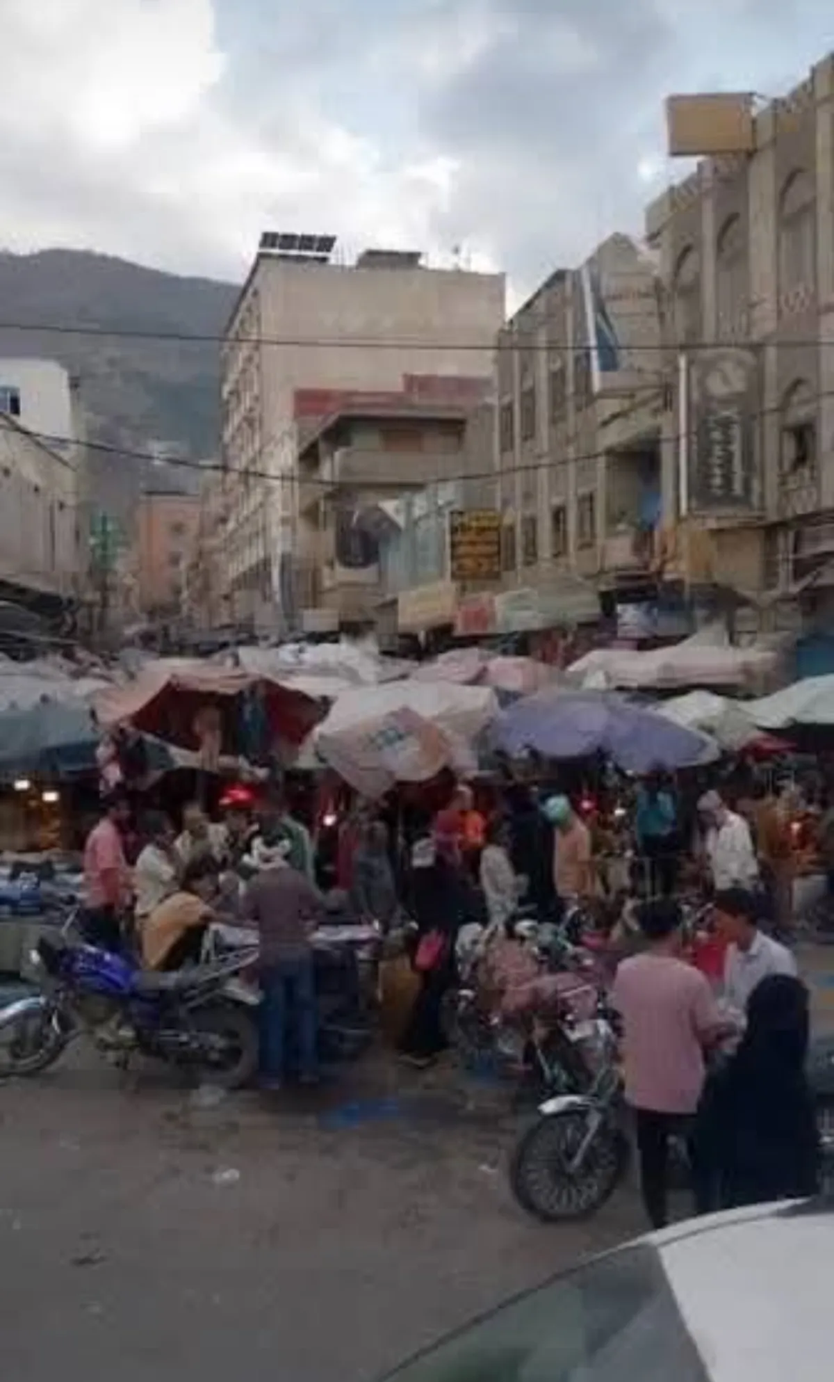 بئر باشا بتعز .. تغيير متعهد وشارع بديل للبسطات وشكاوى من الجبايات