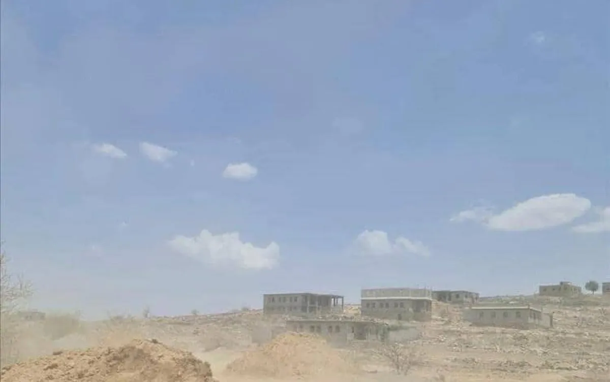 الحوثيون يحاصرون البيضاء بالمتاريس خوفًا من الانهيار