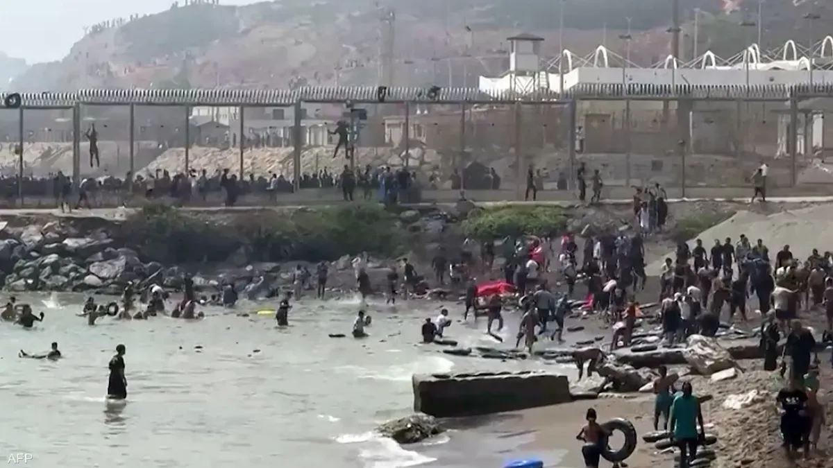 مقتل 18 مهاجراً في محاولات عبور حدود سبتة وإضرام نيران بمركبات