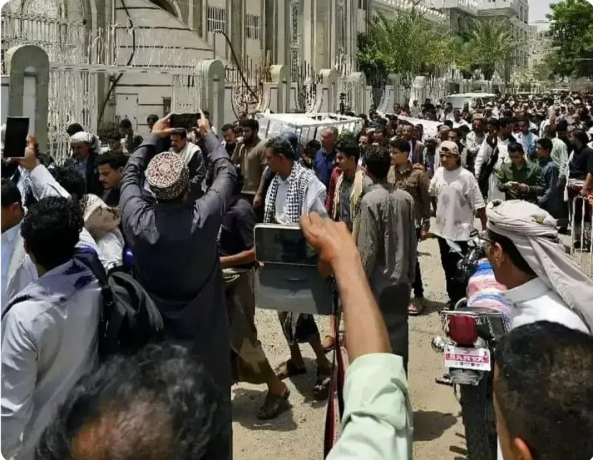 تشييع الصحفي محمد عيضة في تعز وسط مطالبات بمحاسبة المتورطين في اغتياله