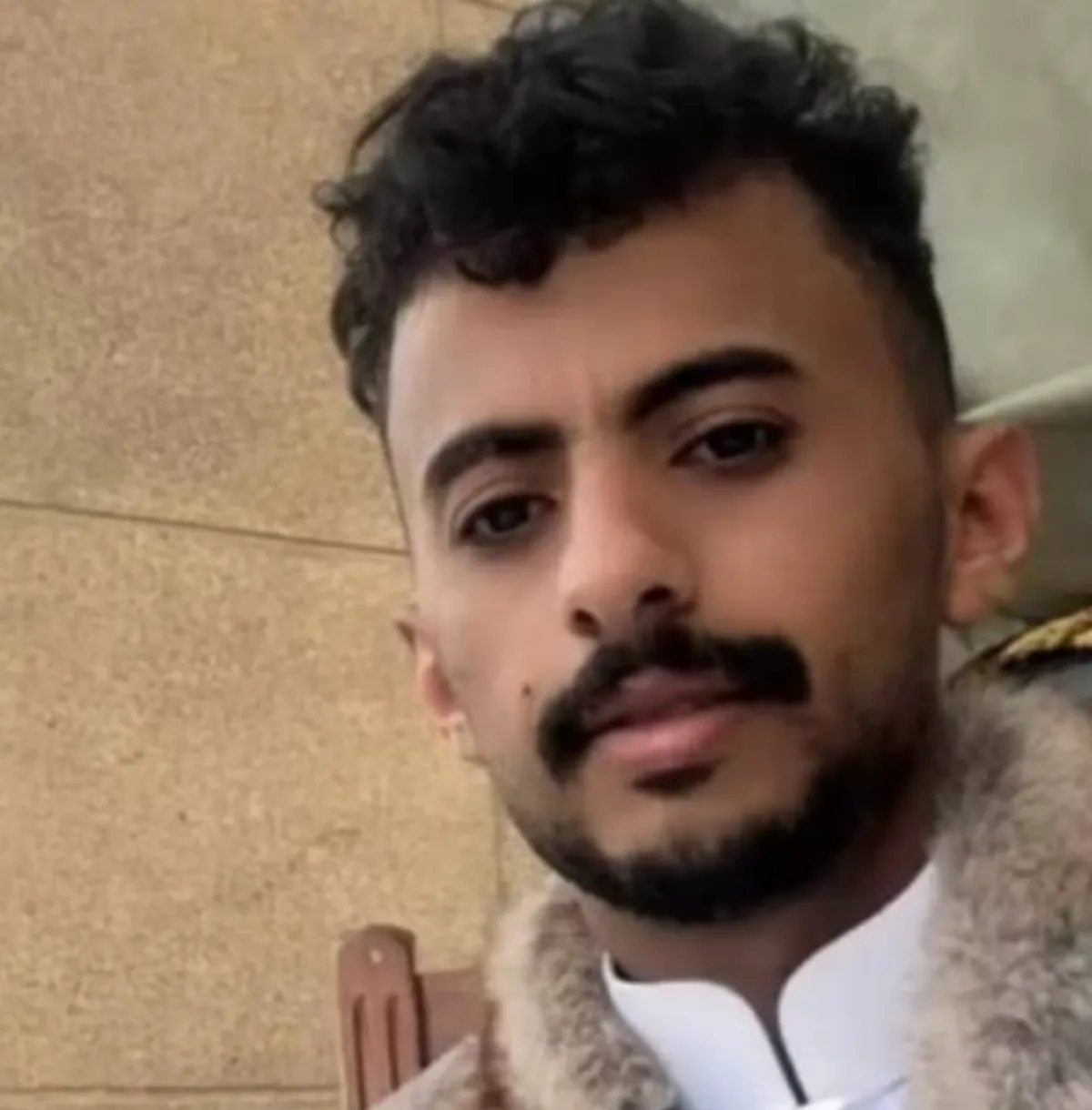 مليشيا الحوثي تقتحم منزلاً في إب وتختطف شاباً بعد ترويع أسرته