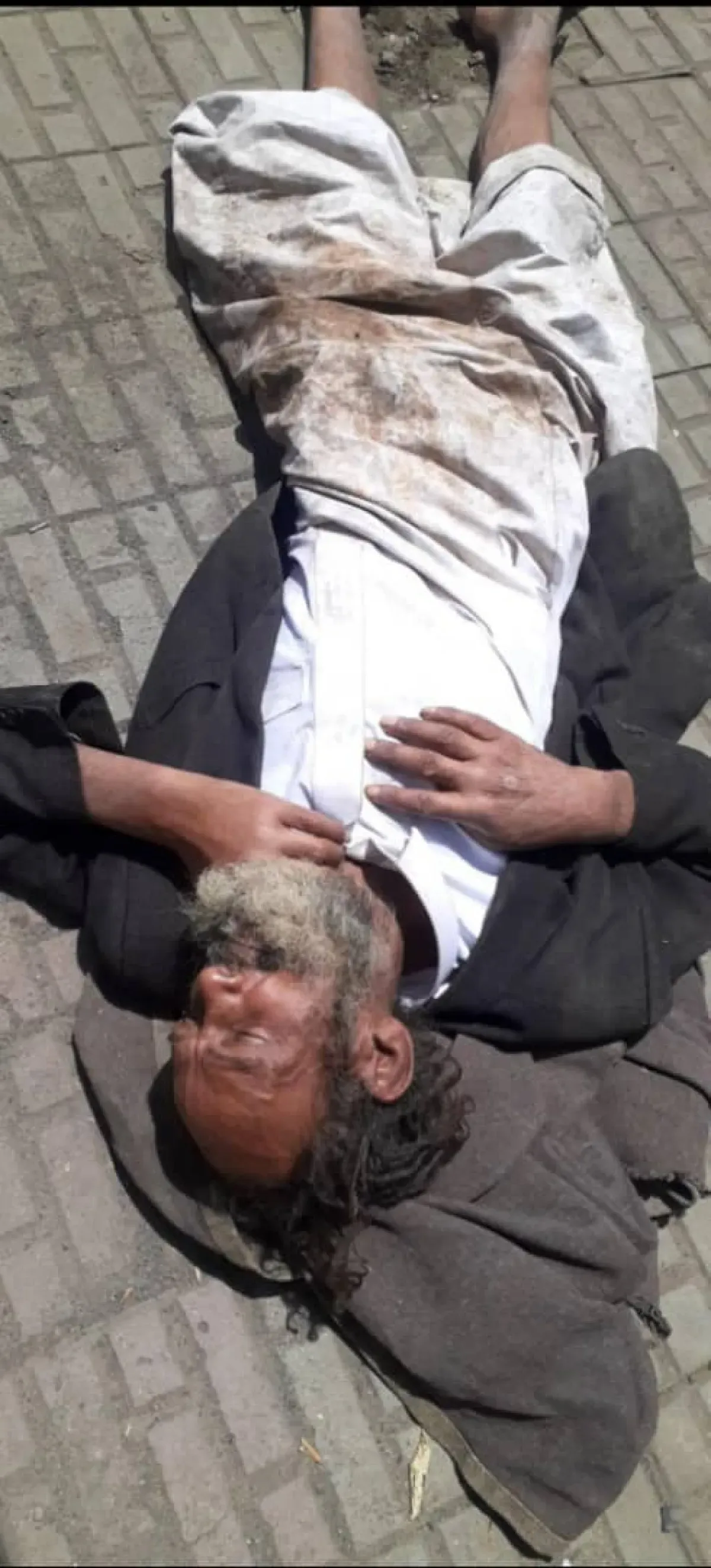 مسن يحتضر في أحد شوارع إب.. والحوثيون يواصلون تجاهل المأساة وسط غضب شعبي متصاعد