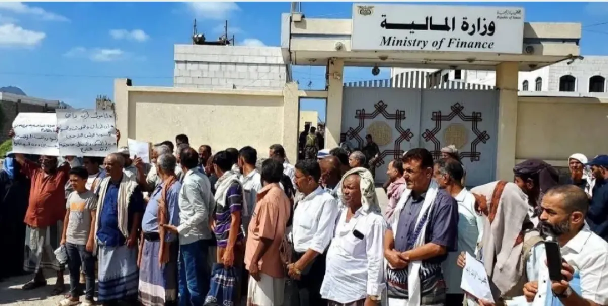 مظاهر التمييز والتفرقة والعنصرية الوظيفية المقيتة .. إلى متى تستمر معاناة الموظفين النازحين؟