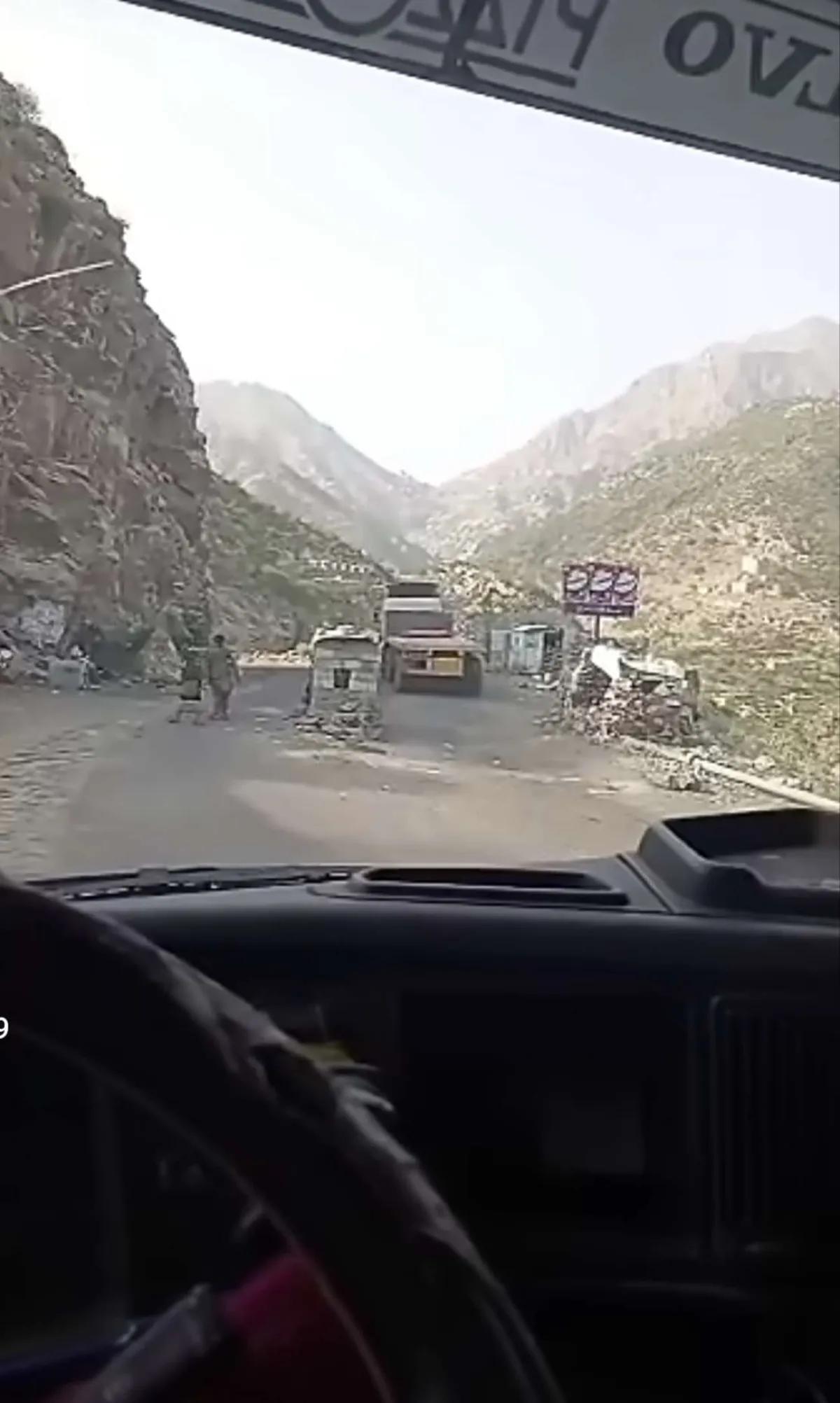 الحوثيون يواصلون نهب وقود الشاحنات وإثقال كاهل السائقين