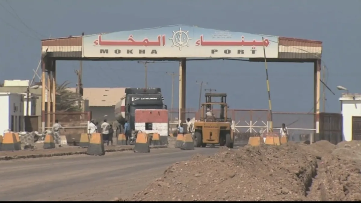 هجوم حوثي بالصواريخ والطائرات المسيرة يستهدف ميناء المخا والساحل الغربي