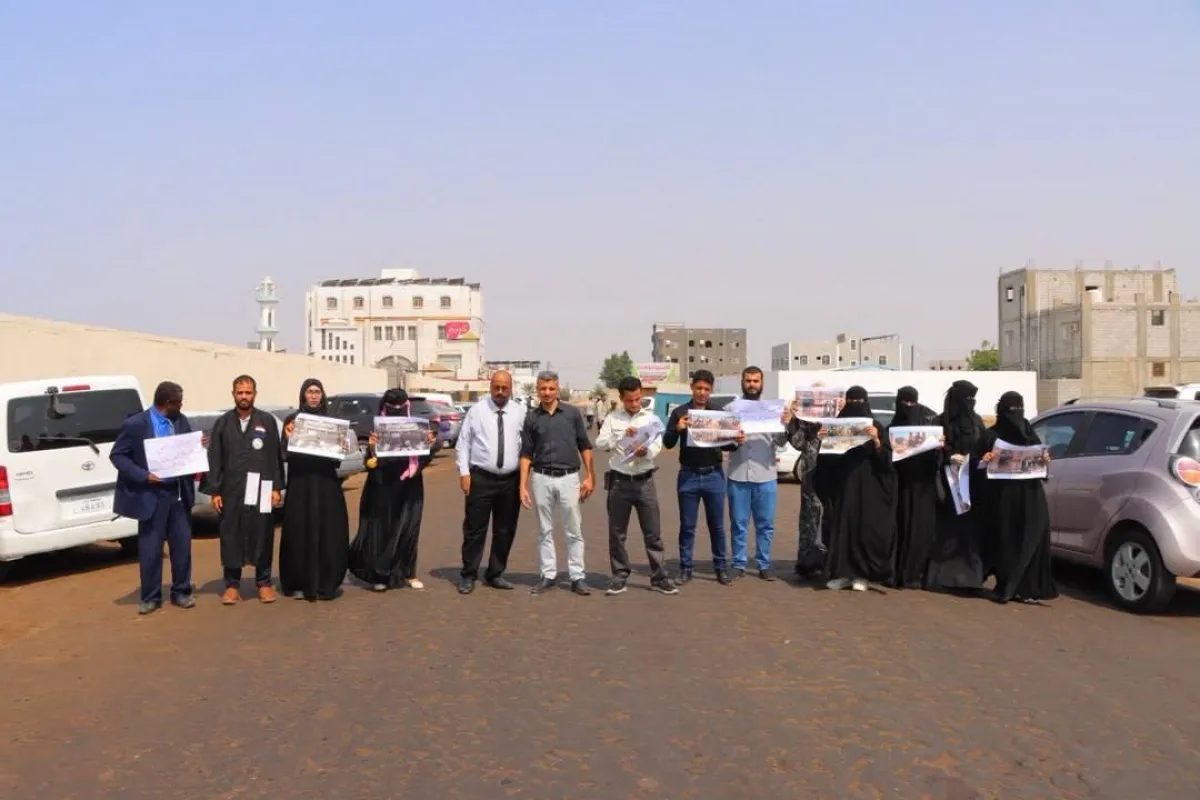 محامون في عدن يحتجون على إجراءات وصفوها بالتعسفية أمام مجمع النيابات