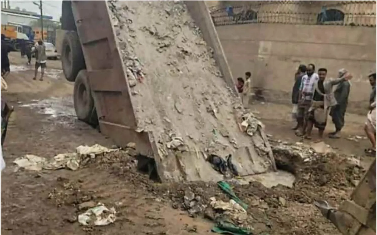 وفاة أب وطفله وإصابة آخر بعد سقوط شاحنة في بيارة صرف صحي بصنعاء