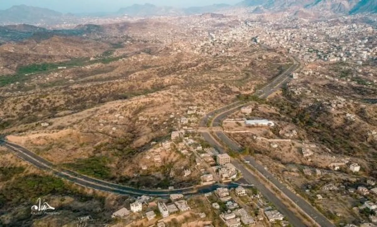 مدفعية الجيش تدك تحشيدات حوثية غربي تعز عقب رصد تحركات للمليشيا