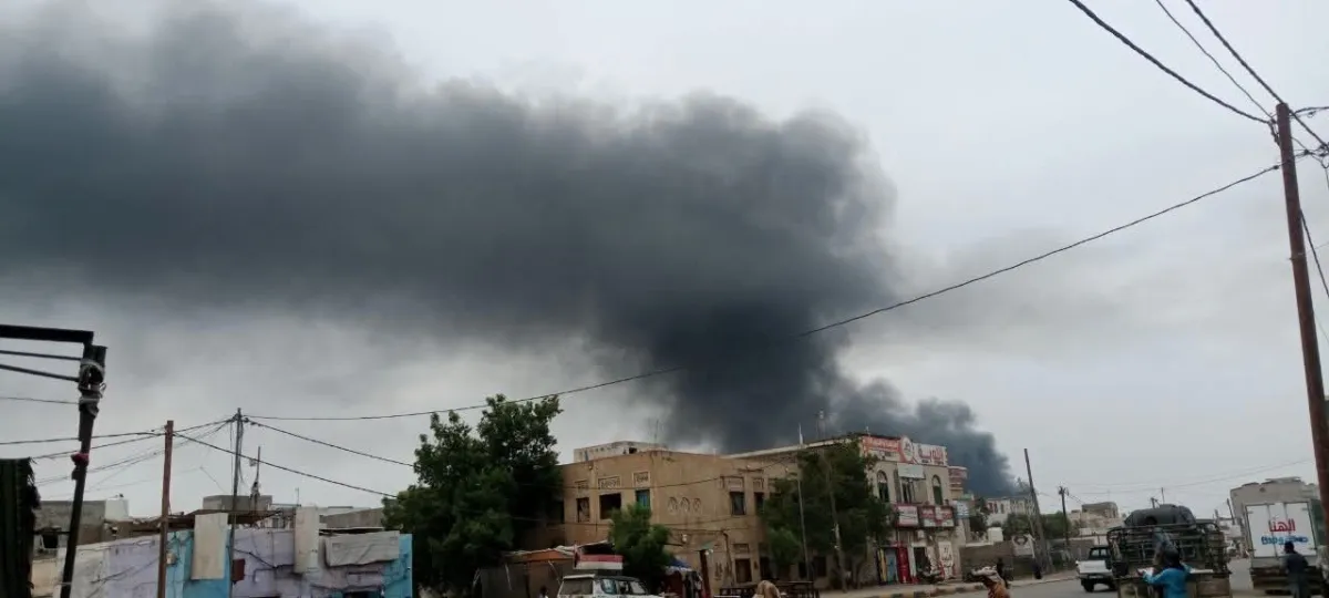الحوثيون يقصفون المخا بالصواريخ الباليستية والطائرات المسيرة