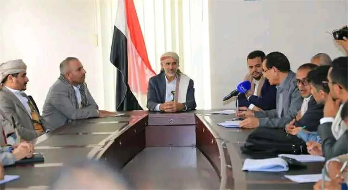 جملة تجريف وتجويع: الحوثيون يطيحون بآلاف الموظفين الحكوميين ويحرفون كشوفات الرواتب لتمويل عناصرهم الإرهابية