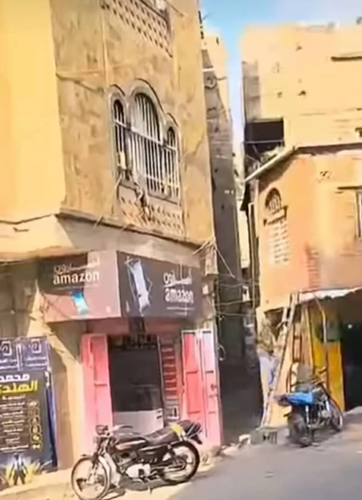 ناشطون: مالك محطة كهرباء يقطع منظومة شمسية لمحال تجارية في تعز