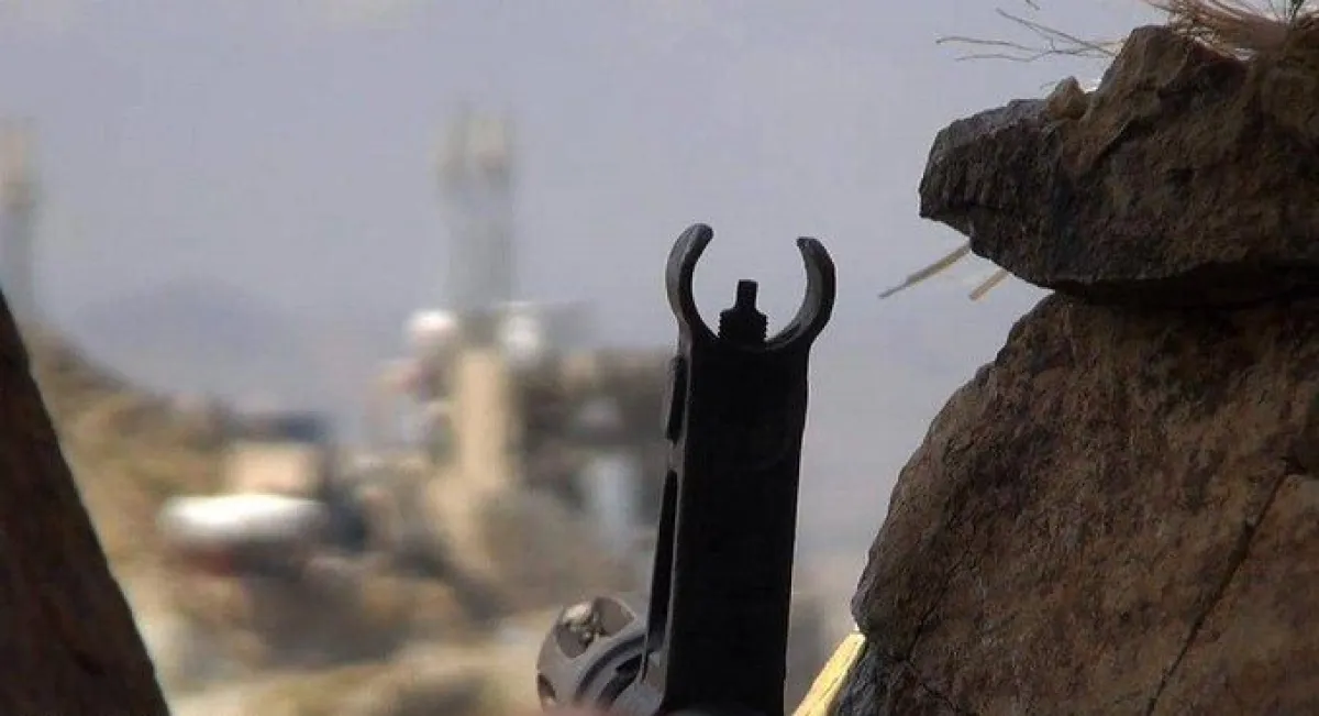 قناص حوثي يصيب مقاتلًا في عين حريب.. انتهاكات متواصلة تكشف نهج المليشيا في استهداف المرابطين