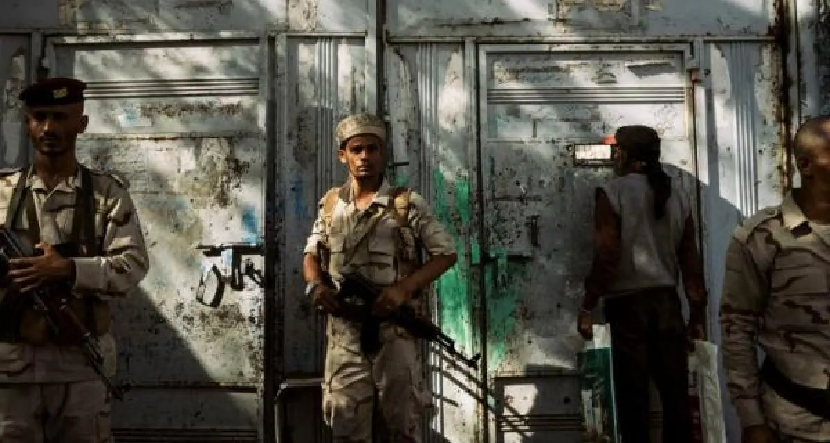 الحوثيون يفرّغون السجون لتغذية الجبهات.. «العفو» يتحول إلى فخ لتجنيد اليمنيين