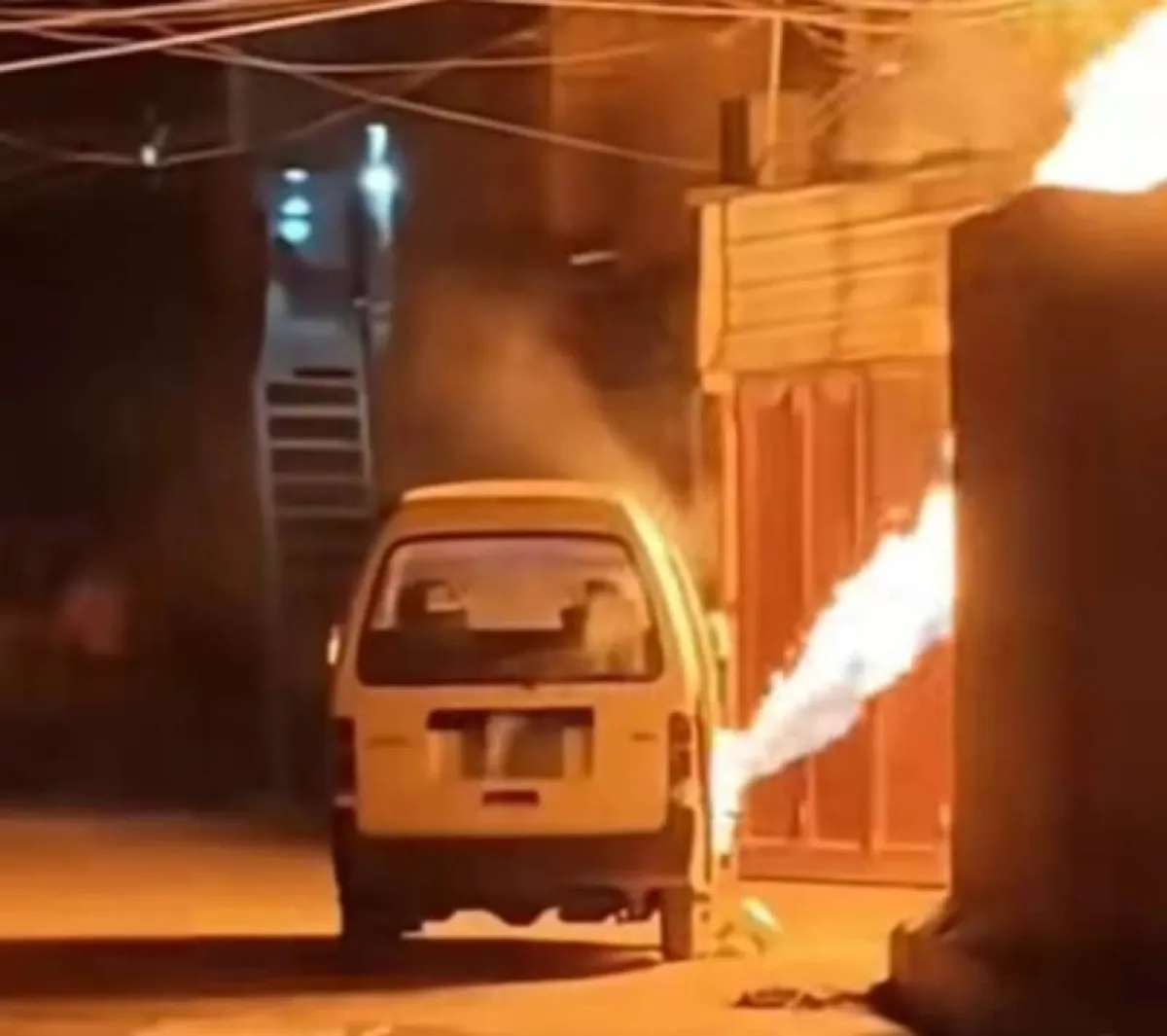 حريق هائل يلتهم حافلة غاز في عدن