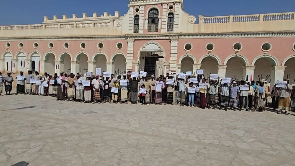 ملاك أراضٍ في تريم يحتجون ضد إجراءات هدم ويطالبون بإنصافهم.. وتصعيد حوثي يفاقم العبث بالقانون في اليمن