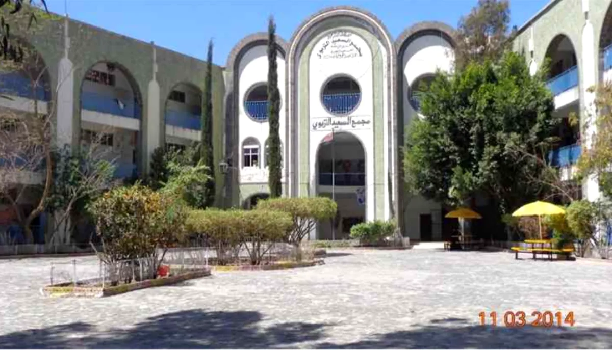 مسلح حوثي يقتحم مدرسة في إب ويفرض شعارات المليشيا على الطالبات