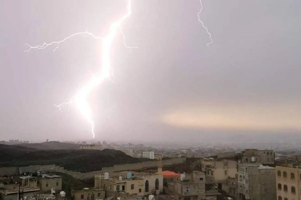 وفاة وإصابة 7 أشخاص بصواعق وانهيارات منازل في حجة والمحويت