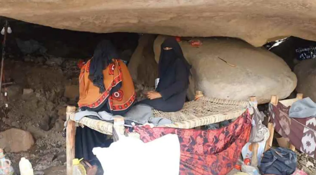 104 أسر تنزح من جبل دباس في حيس جراء التصعيد الحوثي