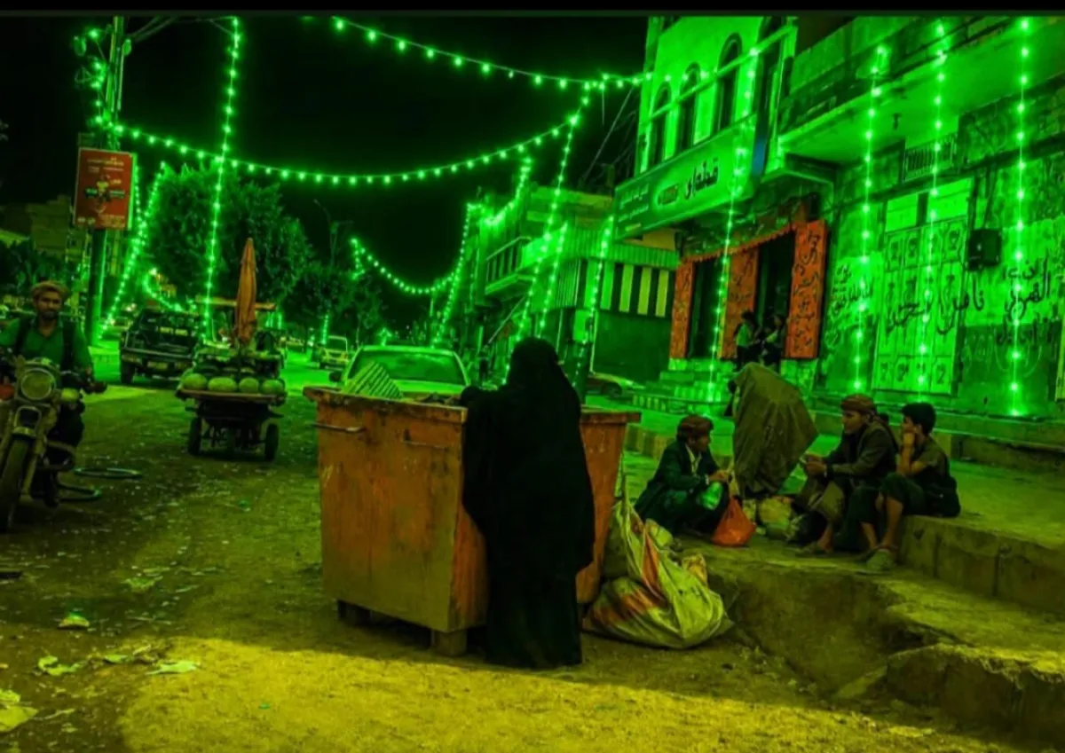 مليارات تحرقها مليشيا الحوثي على  المولد .. وأسر يمنية تبحث عن طعامها في القمامة