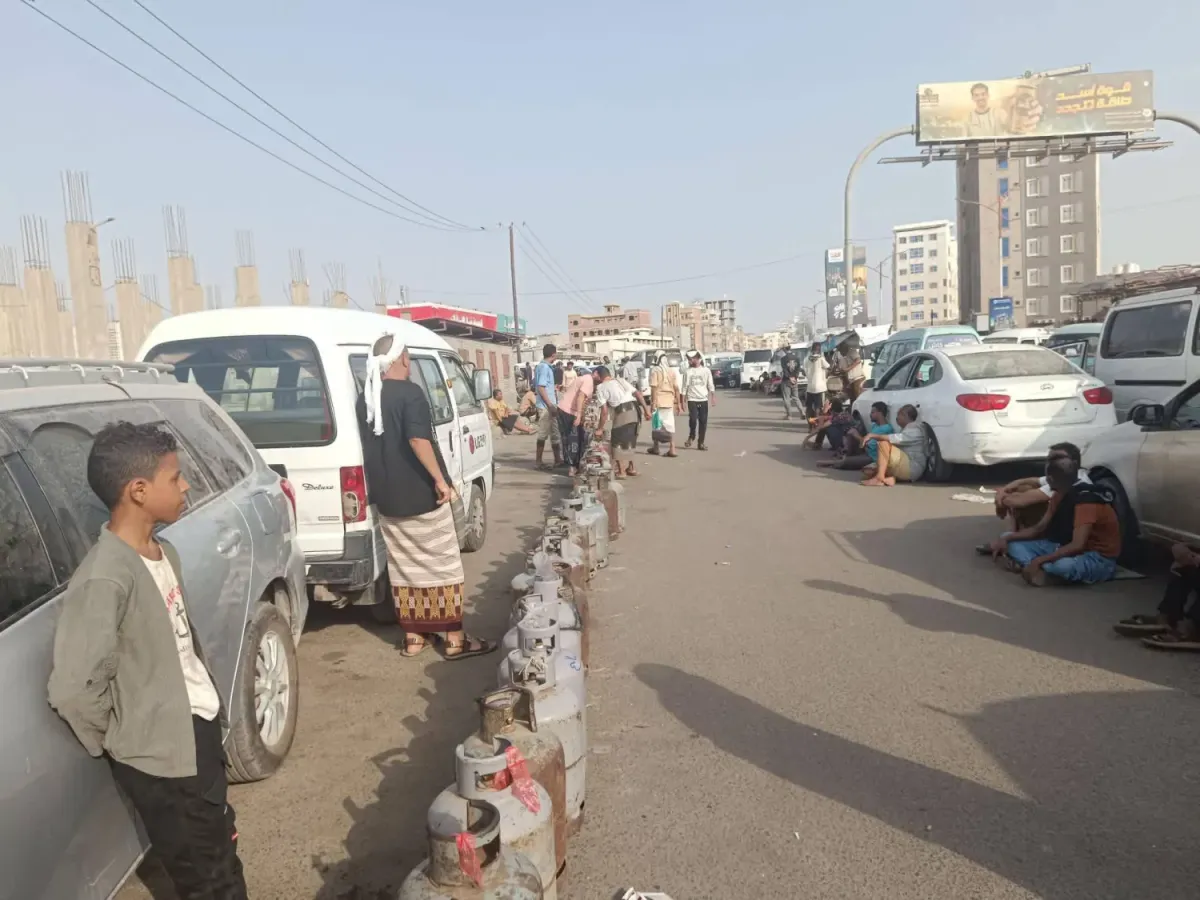 من طوابير الغاز إلى أبراج فنادق الشرعية في الخارج.. كيف أصبح حال المواطن في عشر سنوات عجاف؟