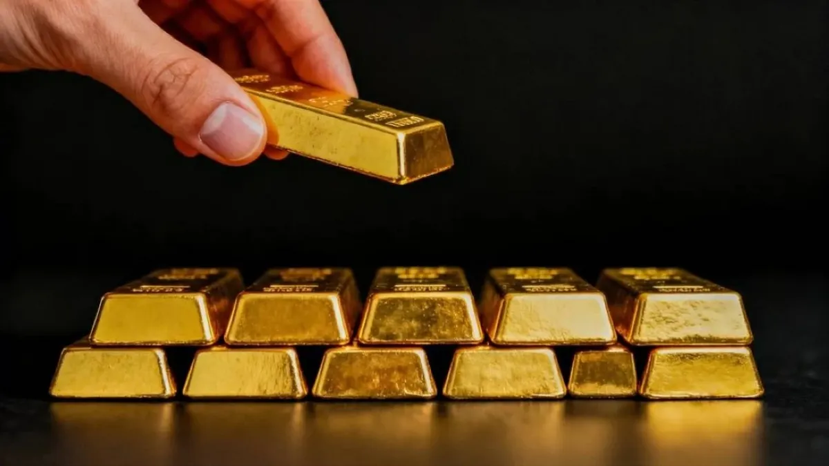 الذهب يرتفع مع تراجع الدولار وترقب كلمة رئيس الفيدرالي