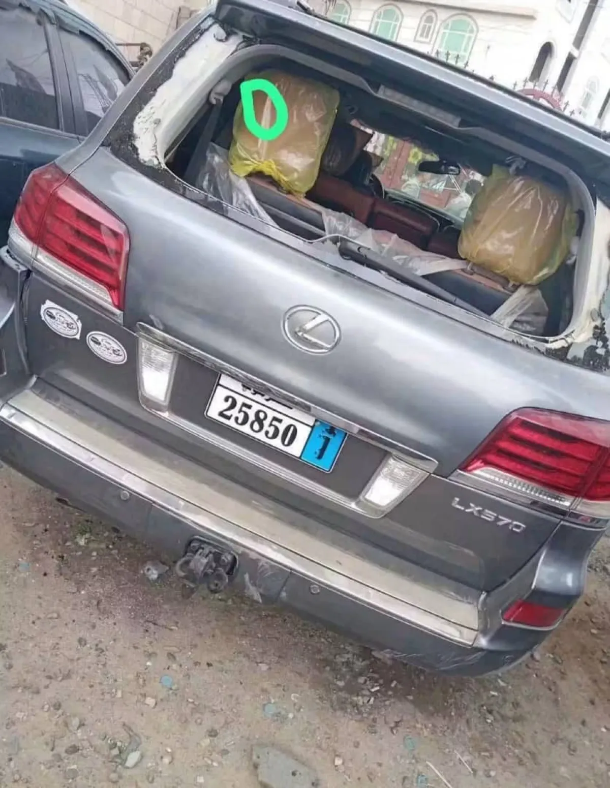 مقتل عامل محطة وقود سحلاً في صنعاء بسبب 30 ألف ريال