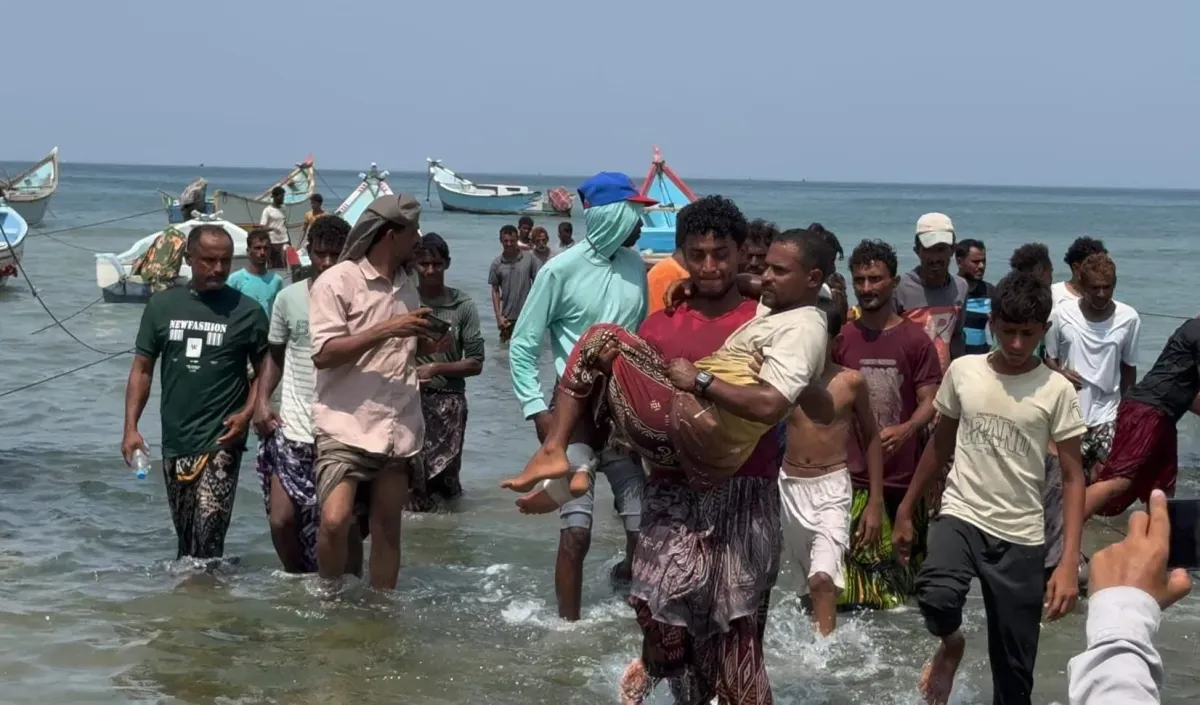 مليشيا الحوثي تستهدف قرية مدنية وتصيب صيادين في الساحل الغربي