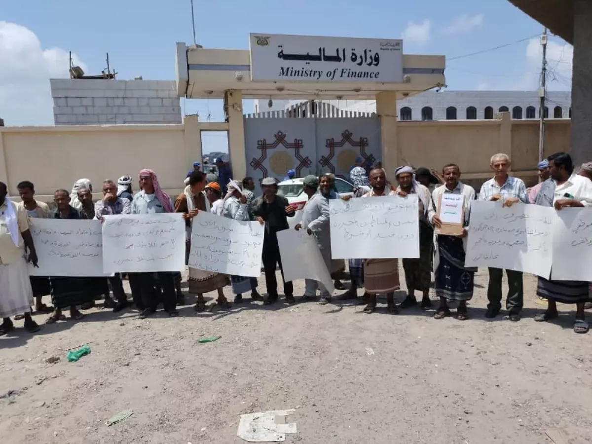 تجاهل مستمر: موظفون نازحون يواجهون تعطيلاً لرواتبهم وعلاواتهم القانونية