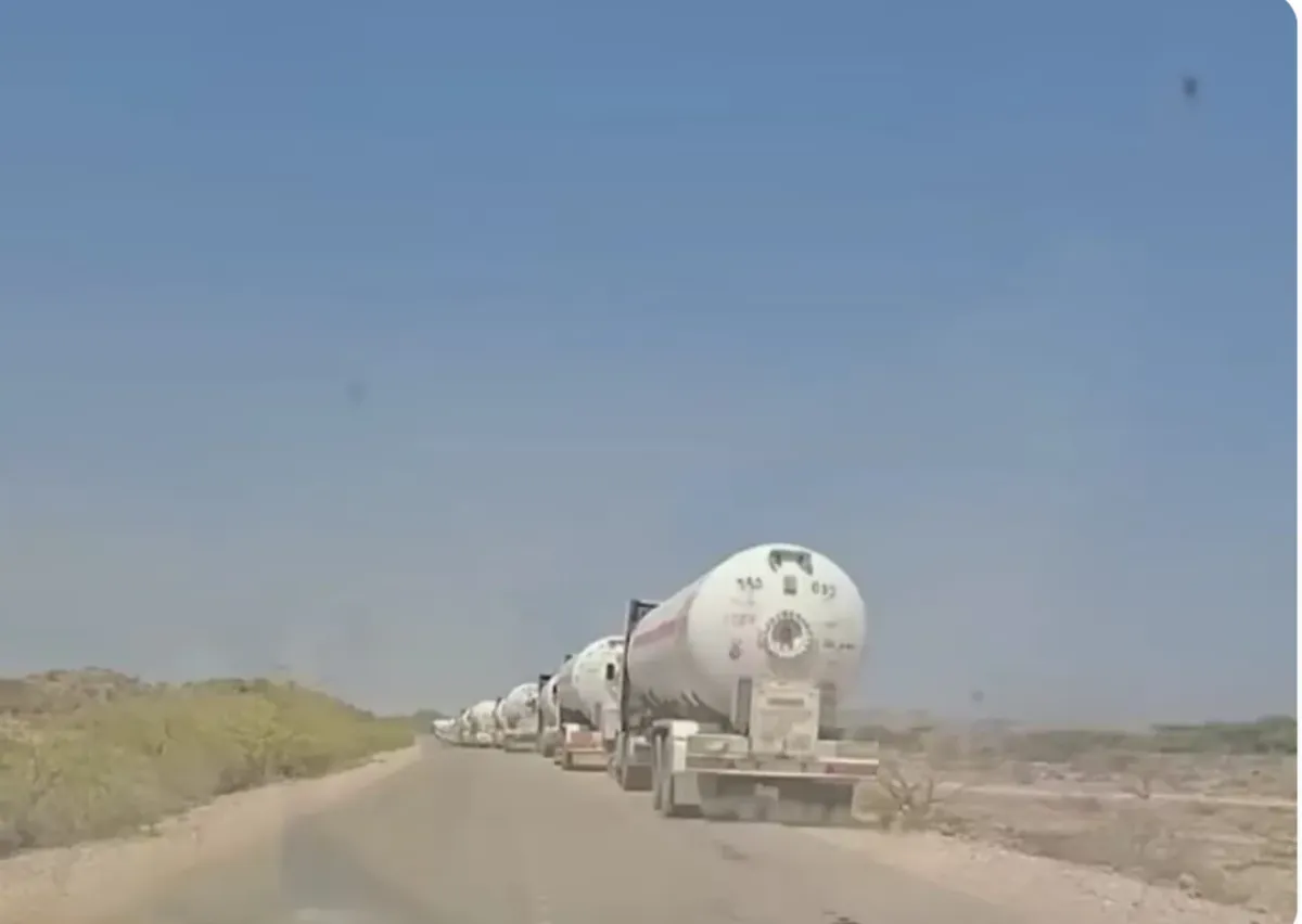 أبين .. قطاع قبلي يحتجز شاحنات محملة بالغاز في منطقة لحمر