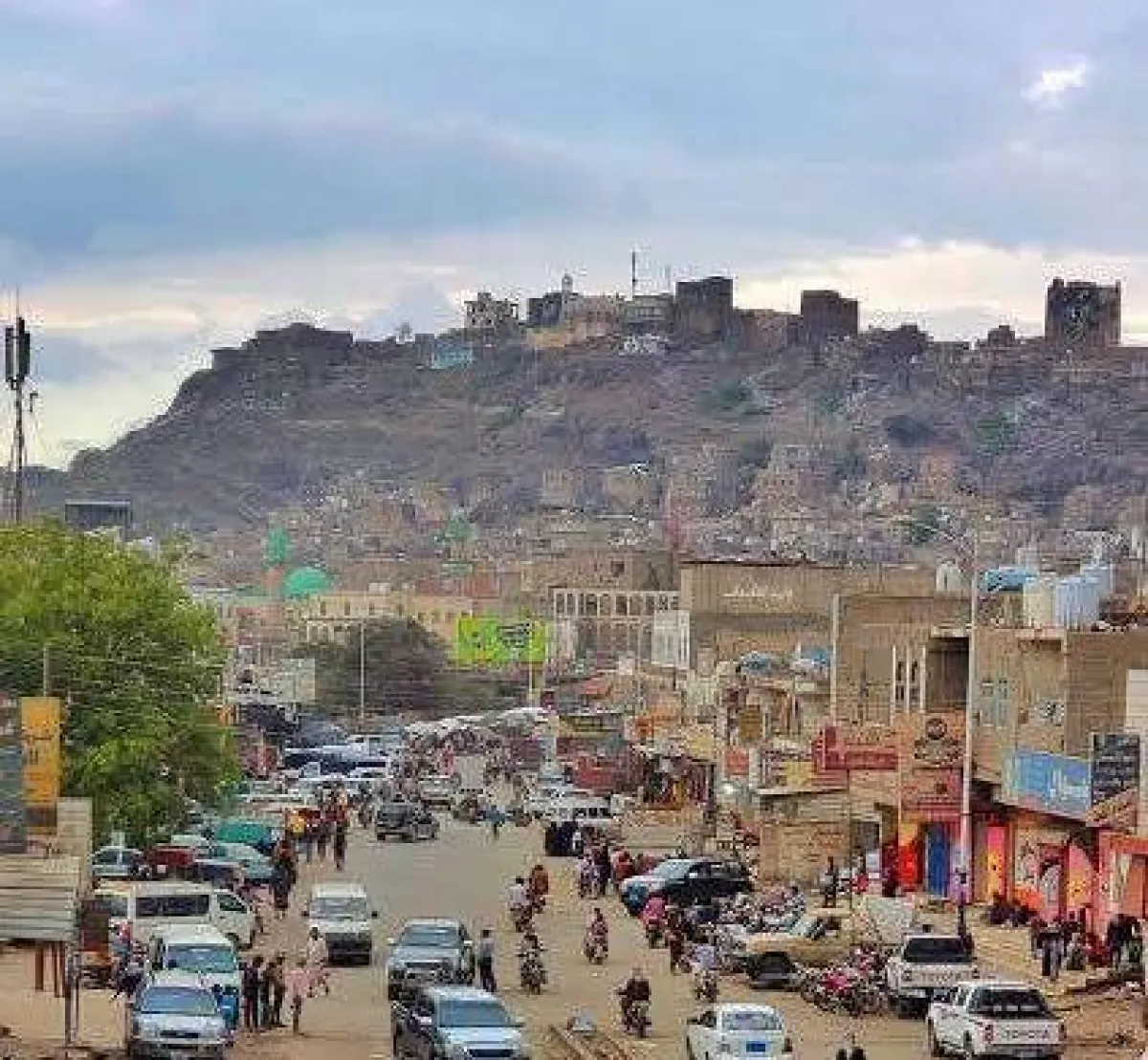 الحوثيون يستهدفون منطقة سكنية بالضالع بطائرات مسيرة