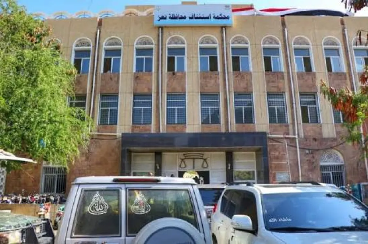 فيما عسكريون يحتلون منازل المواطنين .. تربويون وناشطون يستهجنون طرد معلم في تعز من شقته وسجنه