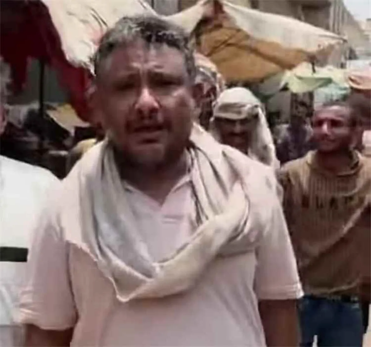 قيادات أمنية تتجول في حيس لتفنيد شائعات الحوثيين عن سقوط المدينة