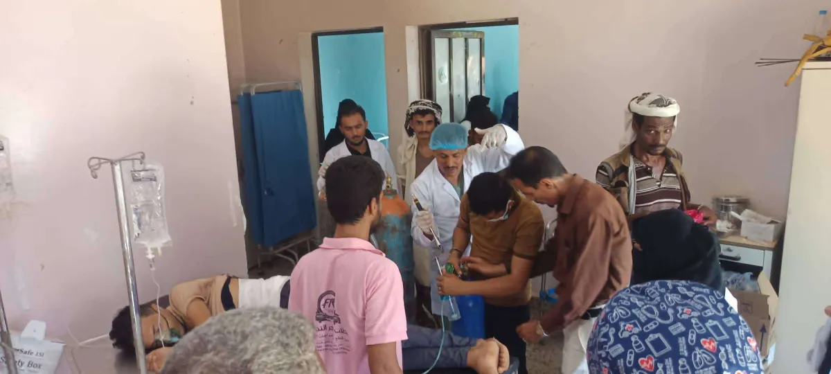 قناص حوثي يستهدف نازحين غرب تعز ومستشفى يستقبل عشرات المصابين