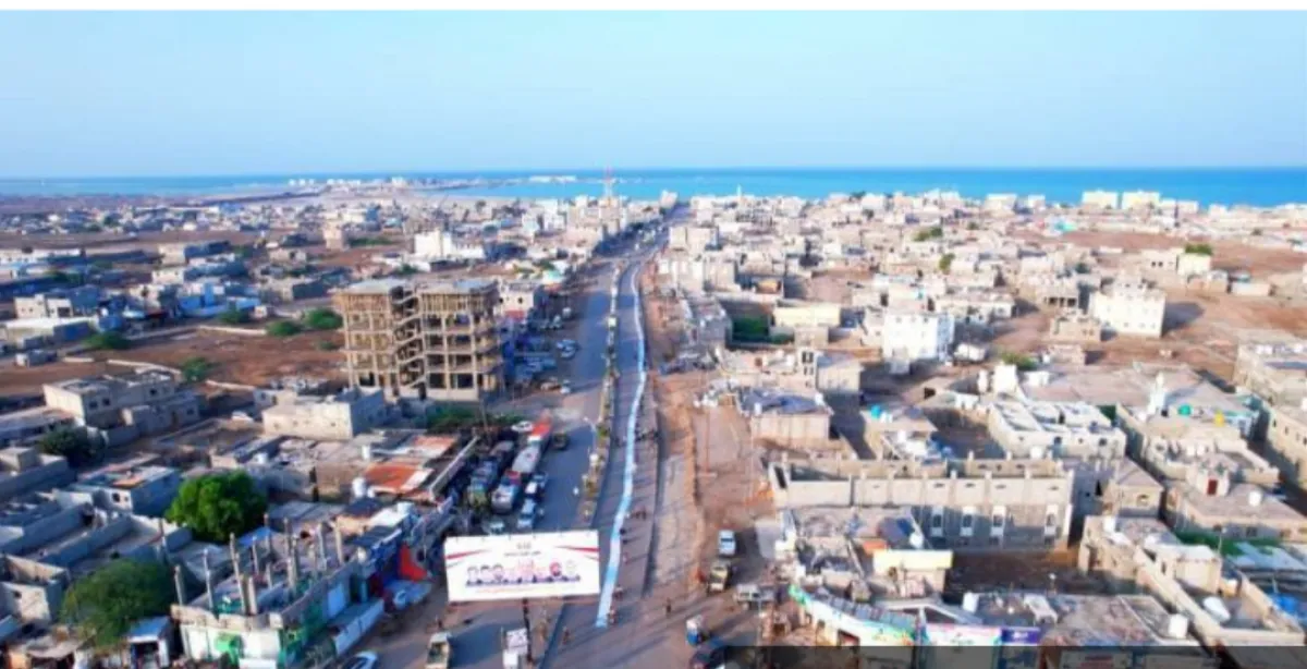 مليشيا الحوثي تنهب محتويات منازل في المخا وتثير حالة استياء واسعة