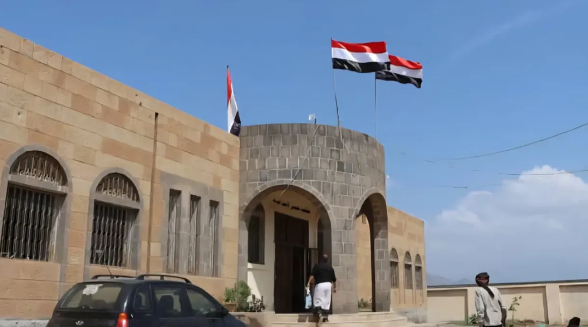 مليشيا الحوثي تقتحم مقرات القضاء وتنهب محتوياتها في الحديدة