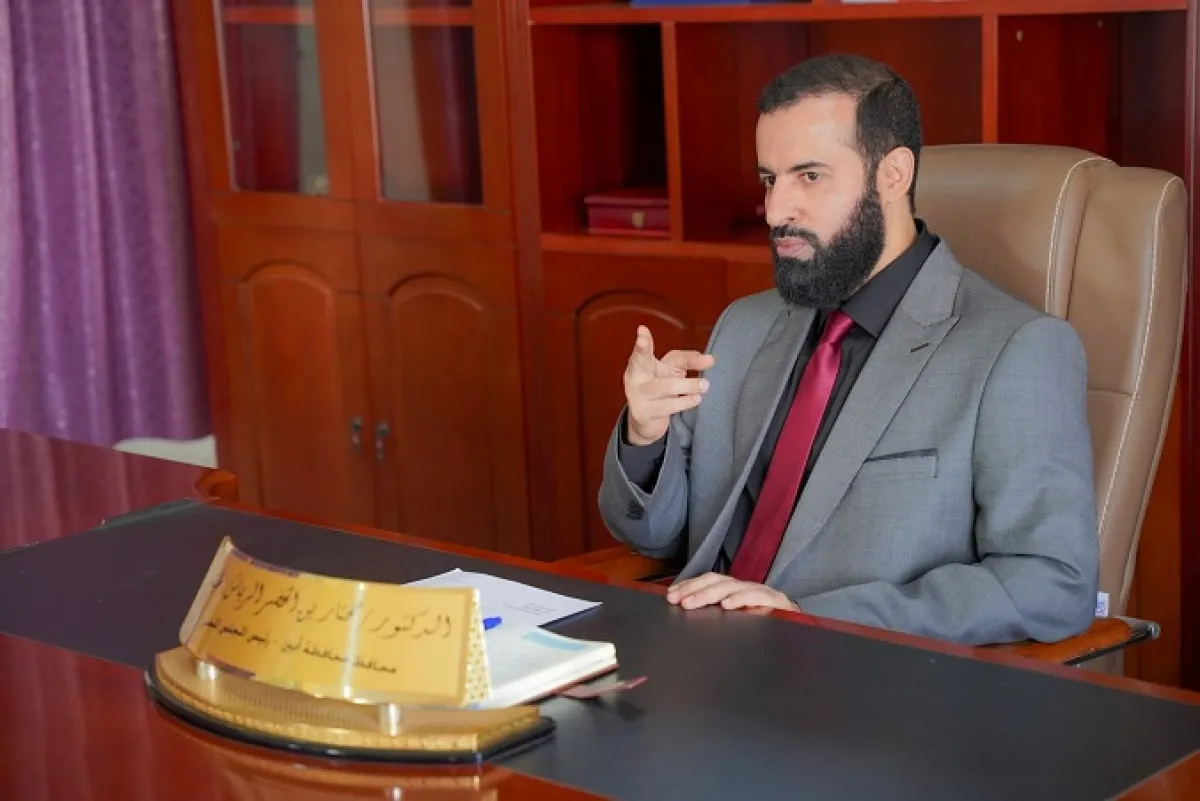 محافظ أبين يحذر من الشائعات ويدعو لتعزيز الثقة والاستعدادات الأمنية