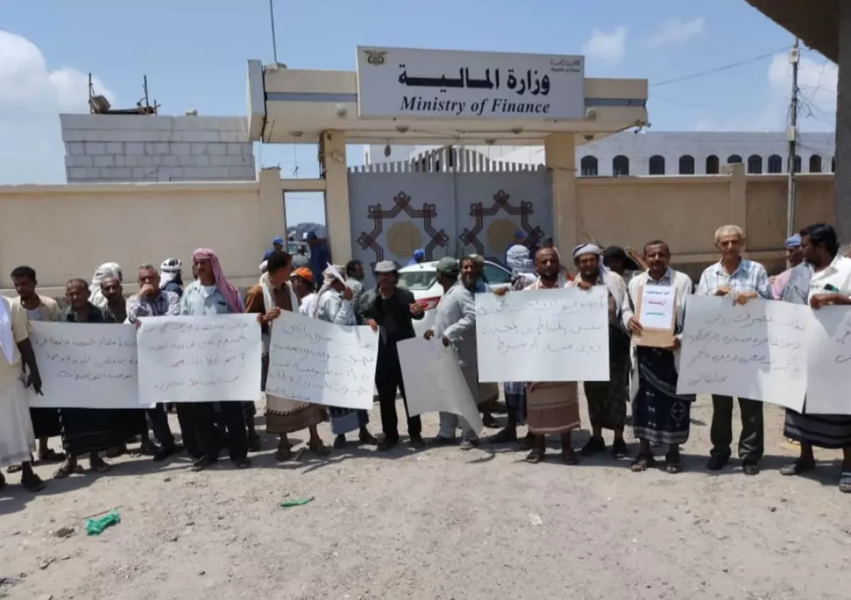 استهتار وزارة المالية بمعاناة الموظفين النازحين وتواطؤ الصمت الحكومي