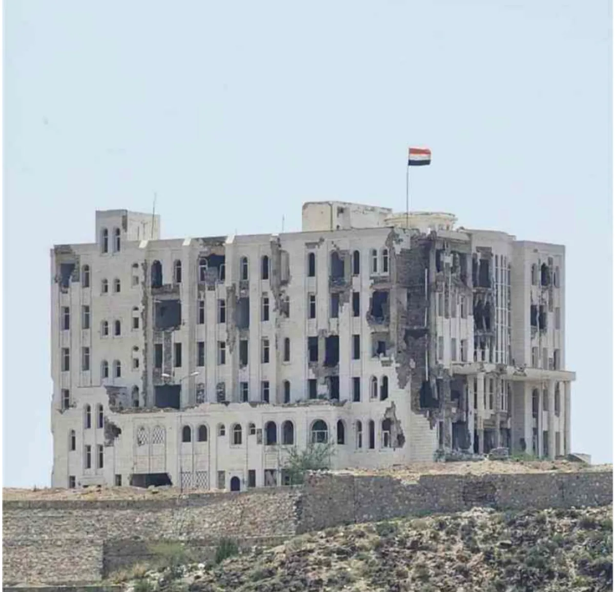 تعز .. قذيفة حوثية تستهدف المجمع القضائي في جبل جرة