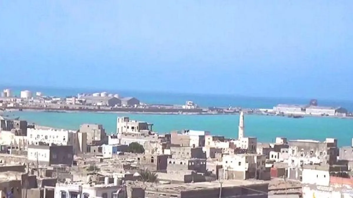 تقارير:خنادق و معدات إيرانية وتحركات حوثية تعزز الوجود العسكري بالساحل الغربي لليمن