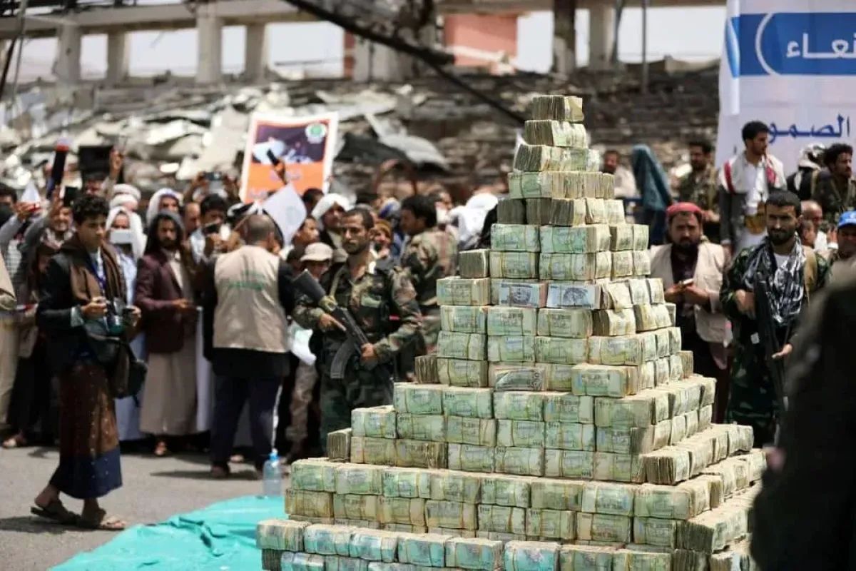 وسط ارتفاع تكاليف المعيشة :  موظفون يعبرون عن استيائهم من تأخر الحوثيين في صرف نصف الراتب