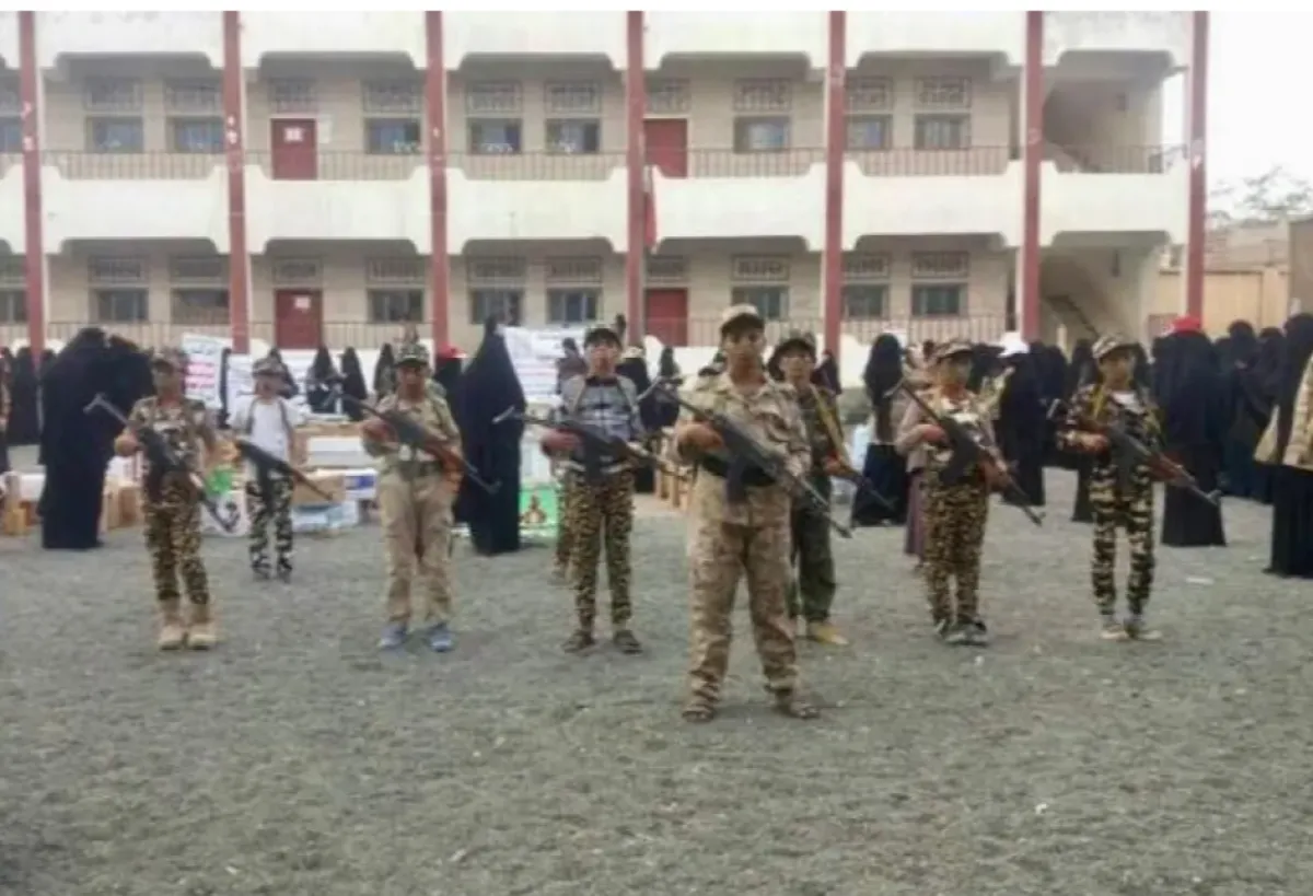 صنعاء.. مليشيا الحوثي تخرج طلابا من المدارس ويدفعون بهم إلى تدريبات عسكرية