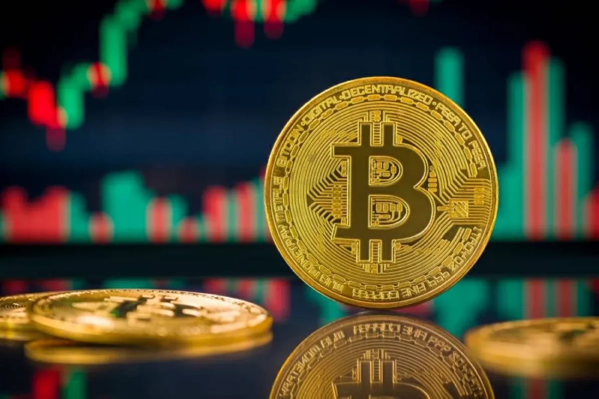 صناديق البيتكوين تشهد تدفقات إيجابية تعيد العملة فوق 82 ألف دولار