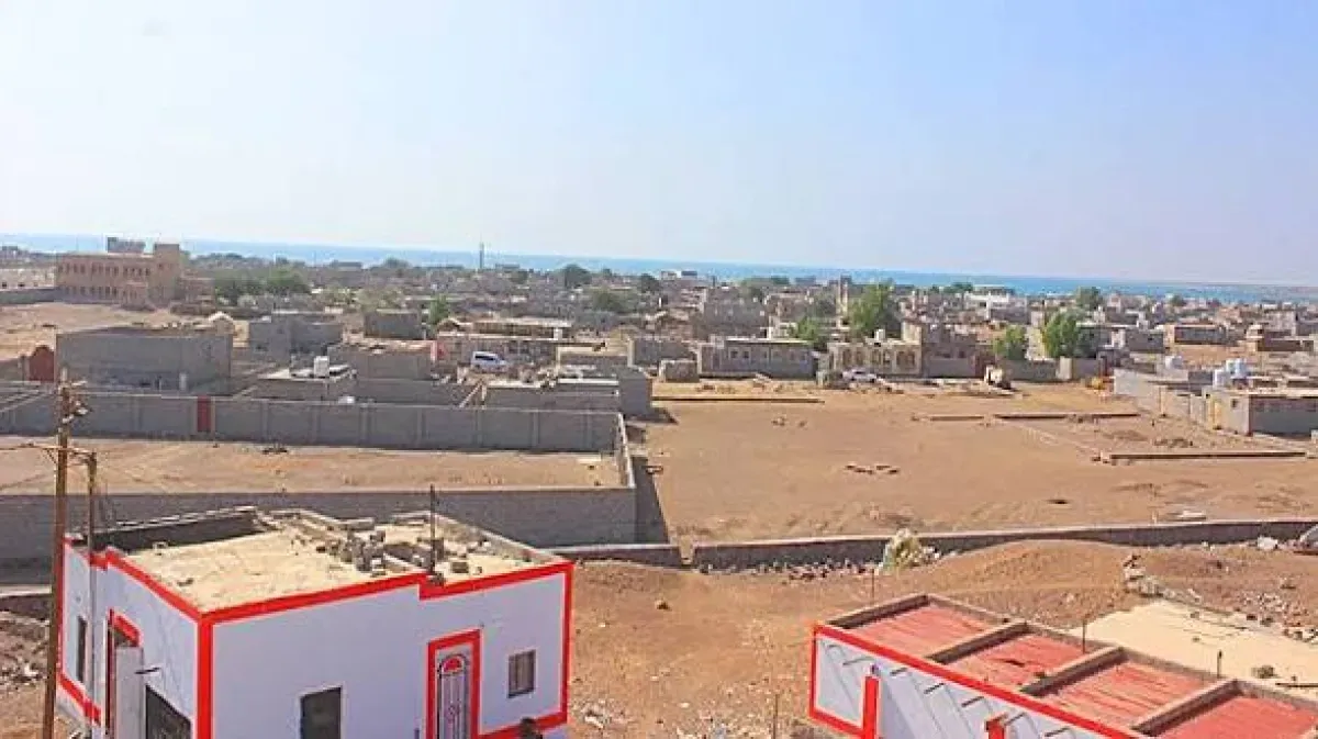 قصف حوثي على مدارس تؤوي نازحين في لحج يعيق المساعدات