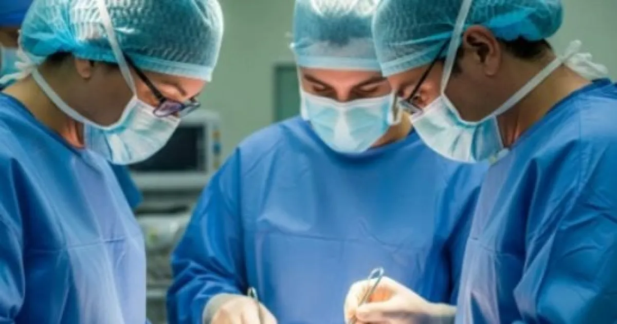 أسباب علمية وراء ارتداء الجراحين اللونين الأزرق والأخضر في العمليات