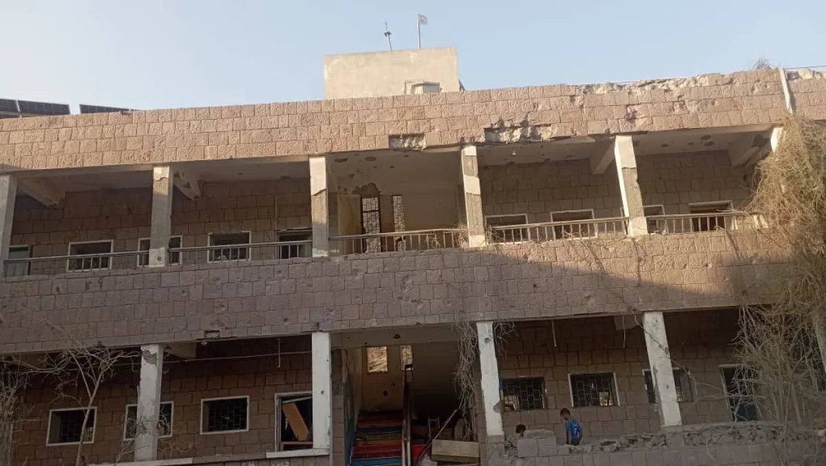 قصف حوثي يستهدف مدرسة تؤوي نازحين في لحج ويخلف أضراراً جسيمة