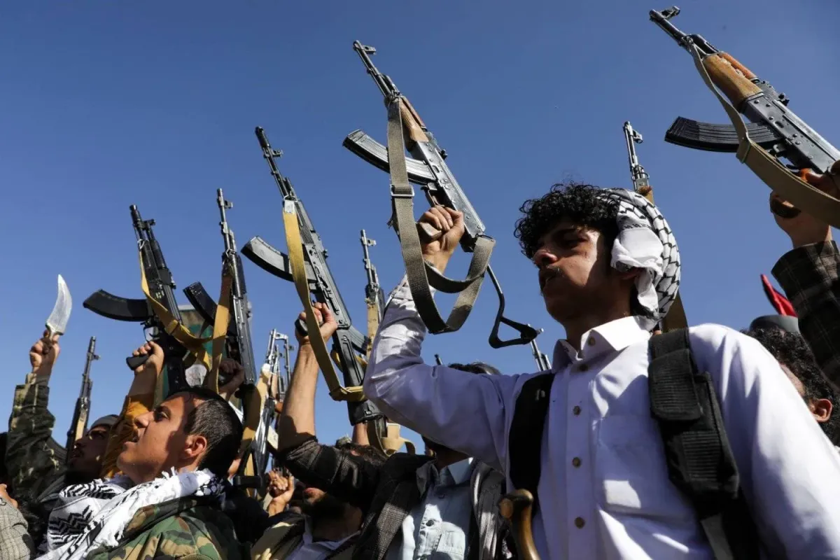 الحوثيون يعيدون استدعاء جنود مشمولين بالعفو العام ويجبرونهم على القتال